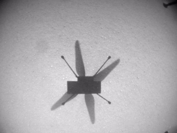 Вертолет сделал фото своей тени на поверхности Марса