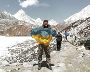 Віталій Дячук зі Львова сам здолав 1500 кілометрів Великого гімалайського шляху — найдовшого високогірного маршруту у світі, що пролягає через Індію, Непал, Бутан і Тибет. На кожній вершині розгортав український прапор