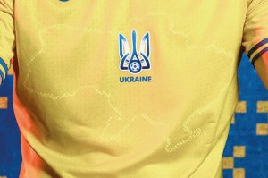 Карта України з анексованим Кримом вишита на формі нашої футбольної збірної. У ній команда гратиме на чемпіонаті Європи. Першу гру проведе з Нідерландами в Амстердамі 13 червня