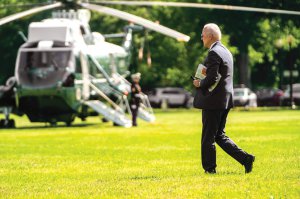 Американський лідер Джо Байден прямує на борт президентського повітряного судна Корпусу морської піхоти поблизу Білого дому. 2 червня 2021 року, Вашингтон, Сполучені Штати Америки
