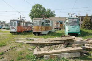 Старі трамваї стоять у закритому депо Луганська. Бойовики поступово ріжуть їх на брухт. Обуреним містянам пояснюють, що ”в усьому винні українські націоналісти”