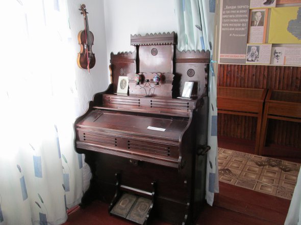 У 1930-х роках Гнат Танцюра купив у костелі клавесин, виготовлений в ХІХ столітті. На цьому інструментів переграв всі п'ять тисяч пісень, які зібрав