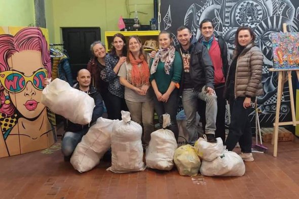 Участники движения "Кроп без мусора" собирают вторсырье, сортируют ее и отправляют на переработку