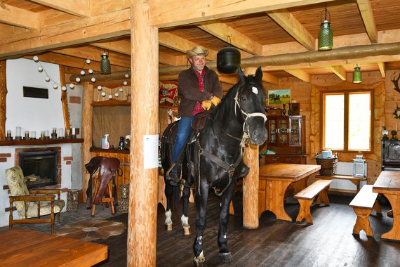 Остап Лунь на улюбленому коні Трістанові, якого купив у ромів.