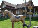 Во дворе ранчо "Скарбовая гора" посетителей встречает гипсовая фигура коня.