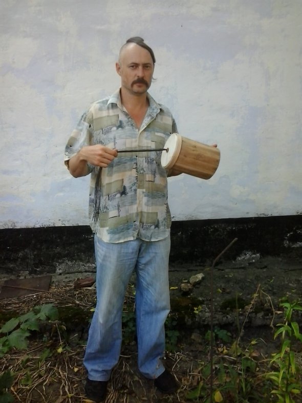 Андрей Лопушинский из Херсона производит басовый музыкальный инструмент бугай