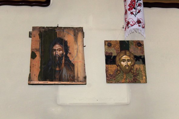 Икона Нерукторворний Спас (справа) украшена фрагментом камуфляжной ткани
