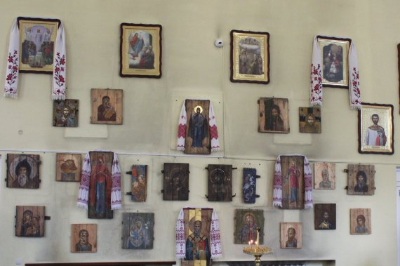 Виставку ікон, написаних на ящиках з-під набоїв, відкрили у Полтавському Свято-Успенському соборі