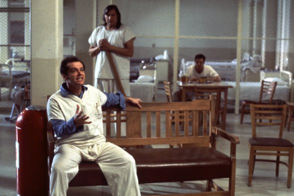 Американський актор Джек Ніколсон у фільмі "Пролітаючи над гніздом зозулі" зіграв злочинця, який вирішив врятуватися від ув'язнення у психіатричній клініці. За цю роль отримав свій перший із трьох "Оскарів".