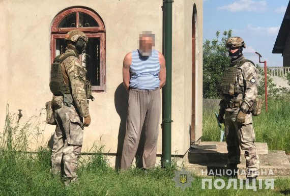 На Львовщине задержали 47-летнего священника, который торговал оружием и боеприпасами