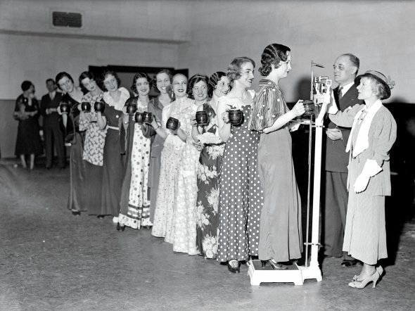 Танцівниць вар’єте-шоу Radio City Music Hall Roxyettes зважують 7 червня 1933-го у Нью-Йорку. Вони брали участь у 15-денному експерименті від виробників напою. Тричі на день пили пиво. Мали довести, що помірне його споживання не впливає на вагу і стан. Експеримент припинили за 10 днів. Жінки поскаржилися на проблеми з концентрацією під час виступів. У кількох з’явилися безсоння і головний біль