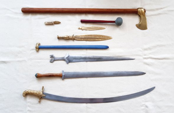 Копії старовинної зброї з колекції реставратора Андрія Лопушинського. Скіфський меч виготовив із заліза, булави, сокиру і клинки – із бронзи