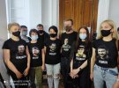 Родственники расстрелянных в Житомирской области военных и волонтеров приходят на суды с их фотографиями на футболках