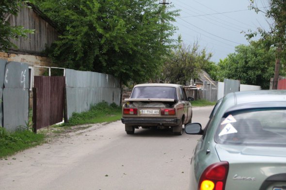 "Жигули", в багажнике которого полные мешки, стояли у свалки, откуда люди носили вторсырье