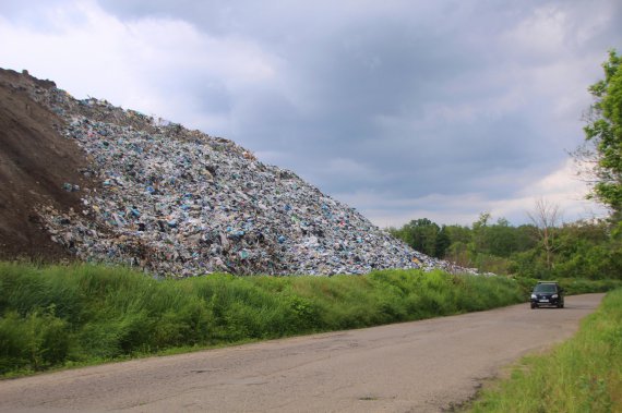 Дорога в село проходит под горой мусора высотой с пятиэтажку