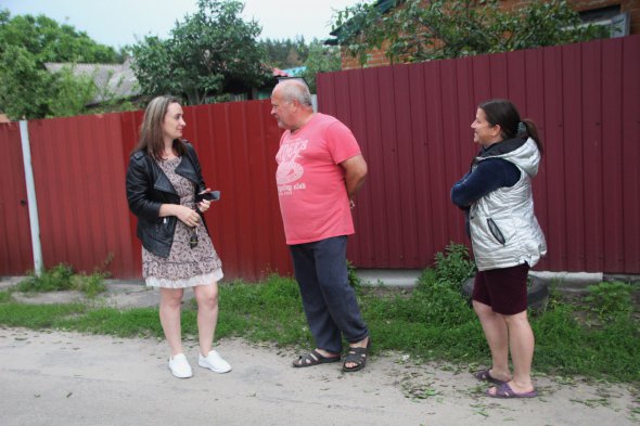 Влада Орлова (ліворуч), Олена Горчакова та їх новий сусід дачник Сергій Даниленко обговорюють ситуацію в селі