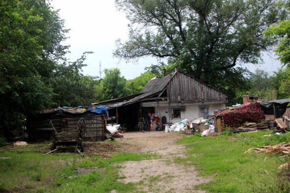 Подвір'я одного з обійсть, де мешкають роми. Поруч із будинком - купа мішків із зібраною на звалищі вторсировиною