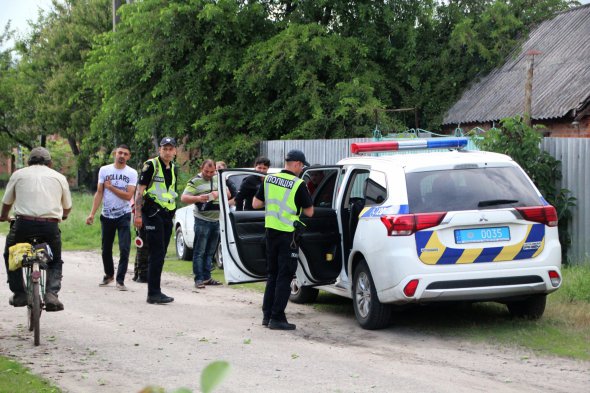 Правоохоронці зупинили автівку за порушення ПДР та виявили, що водій не має документів. Складають протокол