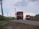 Каждый час на свалку заезжают десятки грузовиков с отходами. Местные жалуются, что они рухнують дорогу и разносят мусор до Киевской трассы, пролегающей в километре отсюда. Мусоровозы после выезда со свалки не обрабатывают