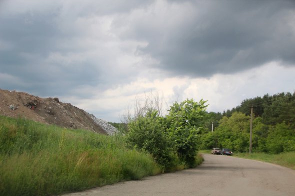 "Жигулі" місцевих ромів на узбіччі дороги біля звалища. Їх водії нишпорять на купах сміття в пошуках вторсировини