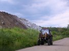 Після того, як зроблене це фото, комунальники провели обваловку цієї ділянки звалища - насипали та підгорнули земляний вал