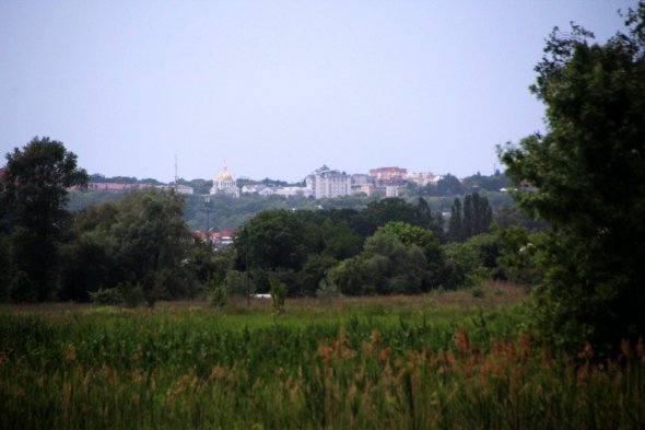 Від села добре видно центр Полтави - його храми та туристичну пам'ятку Білу альтанку