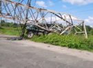 В Киеве неуправляемый грузовик ГАЗ-66 свалил опору линии электропередач