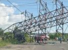 В Киеве неуправляемый грузовик ГАЗ-66 свалил опору линии электропередач