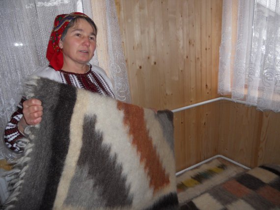 Жінка виготовляє гуцульські ліжники з дитинства