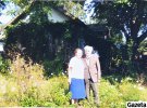 Катерина та Іван Щерби біля хати в селі Виспа, де була повітова станиця УПА