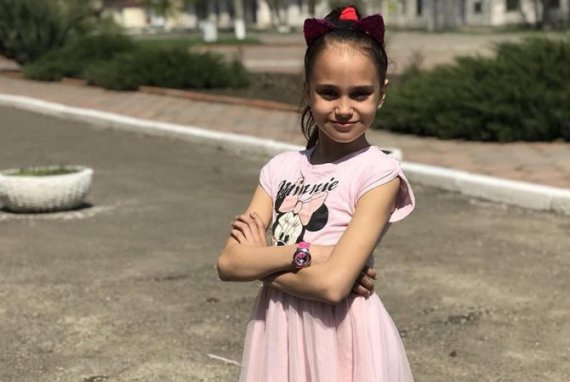 11-летняя Дарья Лукьяненко исчезла в позапрошлом году по дороге в школу. Через  неделю ее нашли убитой в выгребной яме туалета предпринимателей Тарасовых. По подозрению в убийстве задержали их младшего сына Николая. На то время ему было 22 года
