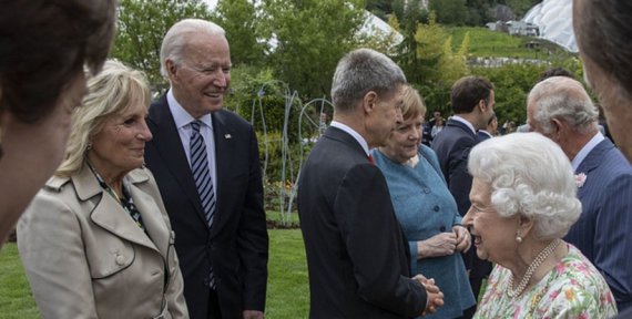 Байден нарушил королевский протокол, приехав на саммит G7 позднее Елизаветы II. Фото: DailyMail
