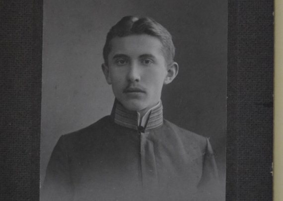 Євген Коновалець у травні 1909 року зробив фото на згадку про завершення гімназії у Львові