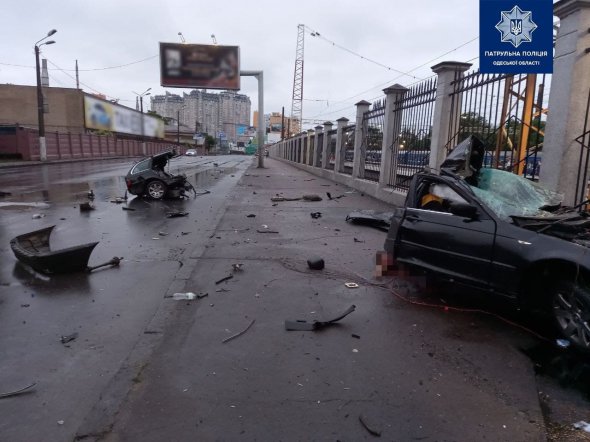 В Одессе BMW разорвало  после удара о столб. Двое погибших