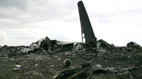 На высоте около 500 метров в самолет попала ракета переносного зенитного комплекса (ПЗРК) "Игла"