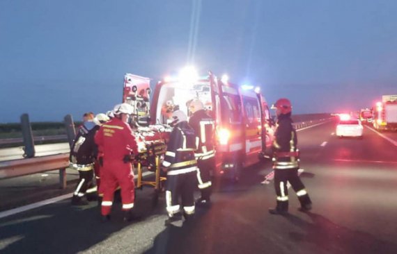 На румуно-угорському кордоні  розбився мікроавтобус із українцями. Одна людина загинула, 16 скалічилися