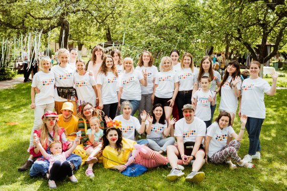 В яблоневом саду под Киевом вспоминали детей, которых забрал рак
