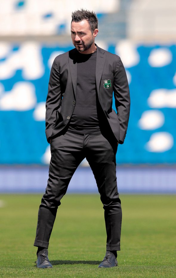 Головний тренер ”Сассуоло” Роберто Де Дзербі стоїть на футбольному полі перед домашнім матчем чемпіонату Італії проти ”Аталанти” 2 травня 2021 року. Поєдинок закінчився внічию – 1:1. За три тижні італійський фахівець очолив футбольний клуб ”Шахтар”