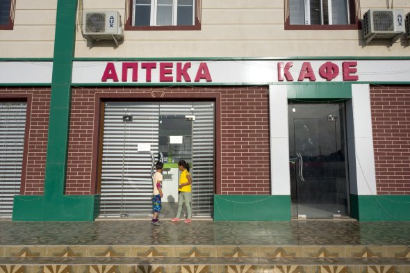 Аптека на центральній вулиці Муйнака