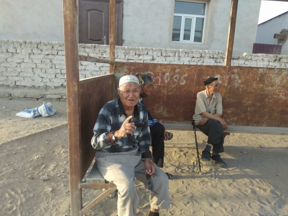 Унгарвай встречается с друзьями на заброшенной автобусной остановке в городе Муйнак. Все они в прошлом - рыбаки