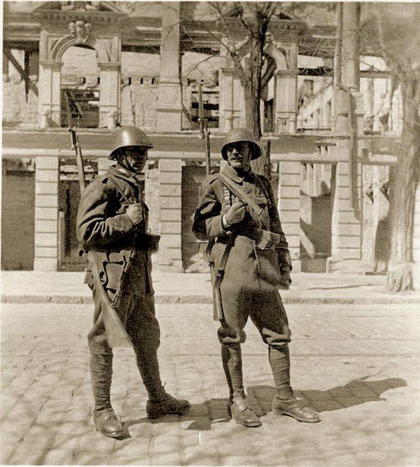 Румунські солдати стоять на вулиці Одеси, листопад 1941-го. Війська союзника Німеччини окупували місто 16 жовтня того року. Залишили – 10 квітня 1944-го. Туди увійшли бійці радянського 3-го Українського фронту