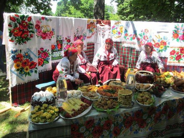 Сельские территориальные общины представляют старинную одежду и традиционные украинские блюда