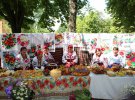 Сельские территориальные общины представляют старинную одежду и традиционные украинские блюда