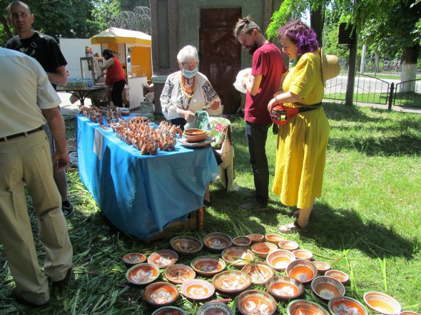 Тетяна Шпак презентує свої гончарні вироби