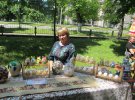 Олена Грошовик демонструє вироби з яєчної шкаралупи