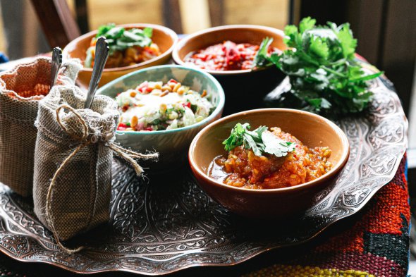 Турецкая кухня славится разнообразными блюдами из свежих овощей.