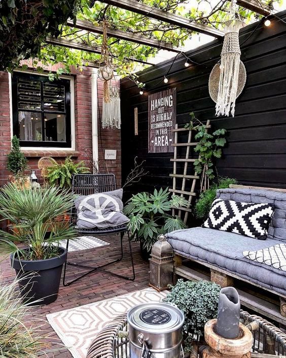 Как уютно украсить задний двор летом для посиделок