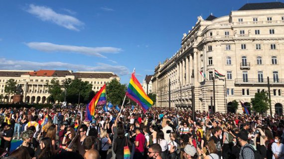В Венгрии люди вышли на протесты против закона о гей-пропаганде.