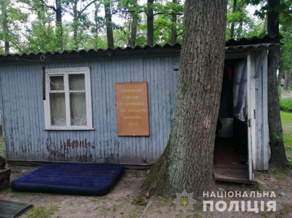 На Київщині  10-річна дівчинка та 4-річний хлопчик впали у яму вуличного туалету.  Дівчинка загинула, хлопчик у реанімації