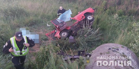 На Волыни ВАЗ несколько раз перевернулся и слетел в кювет. Водитель и один пассажир погибли. Еще один пассажир - в больнице